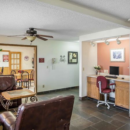Econo Lodge Inn & Suites Dubuque Extérieur photo