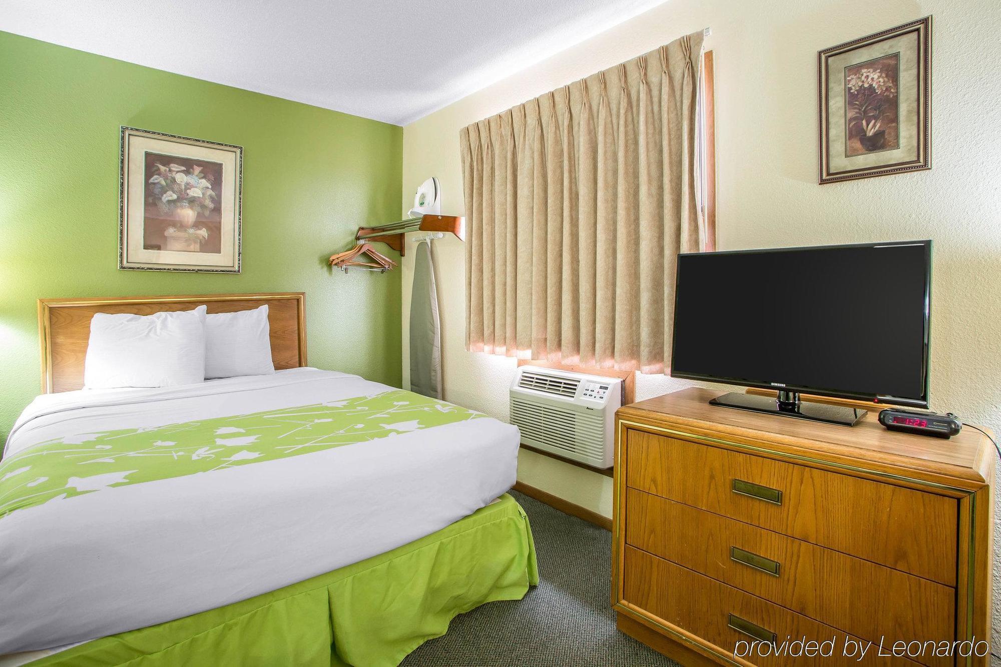 Econo Lodge Inn & Suites Dubuque Extérieur photo