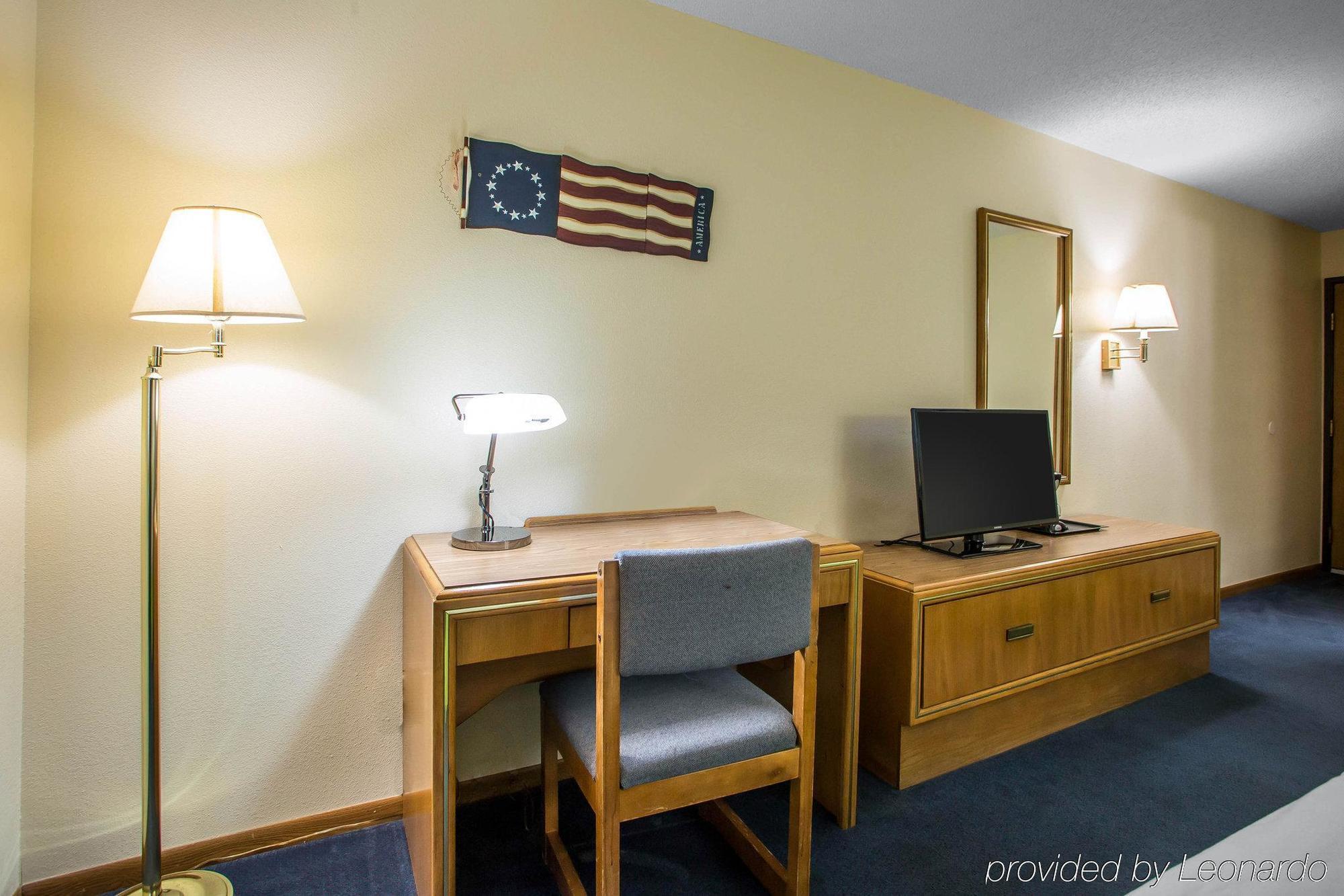 Econo Lodge Inn & Suites Dubuque Extérieur photo