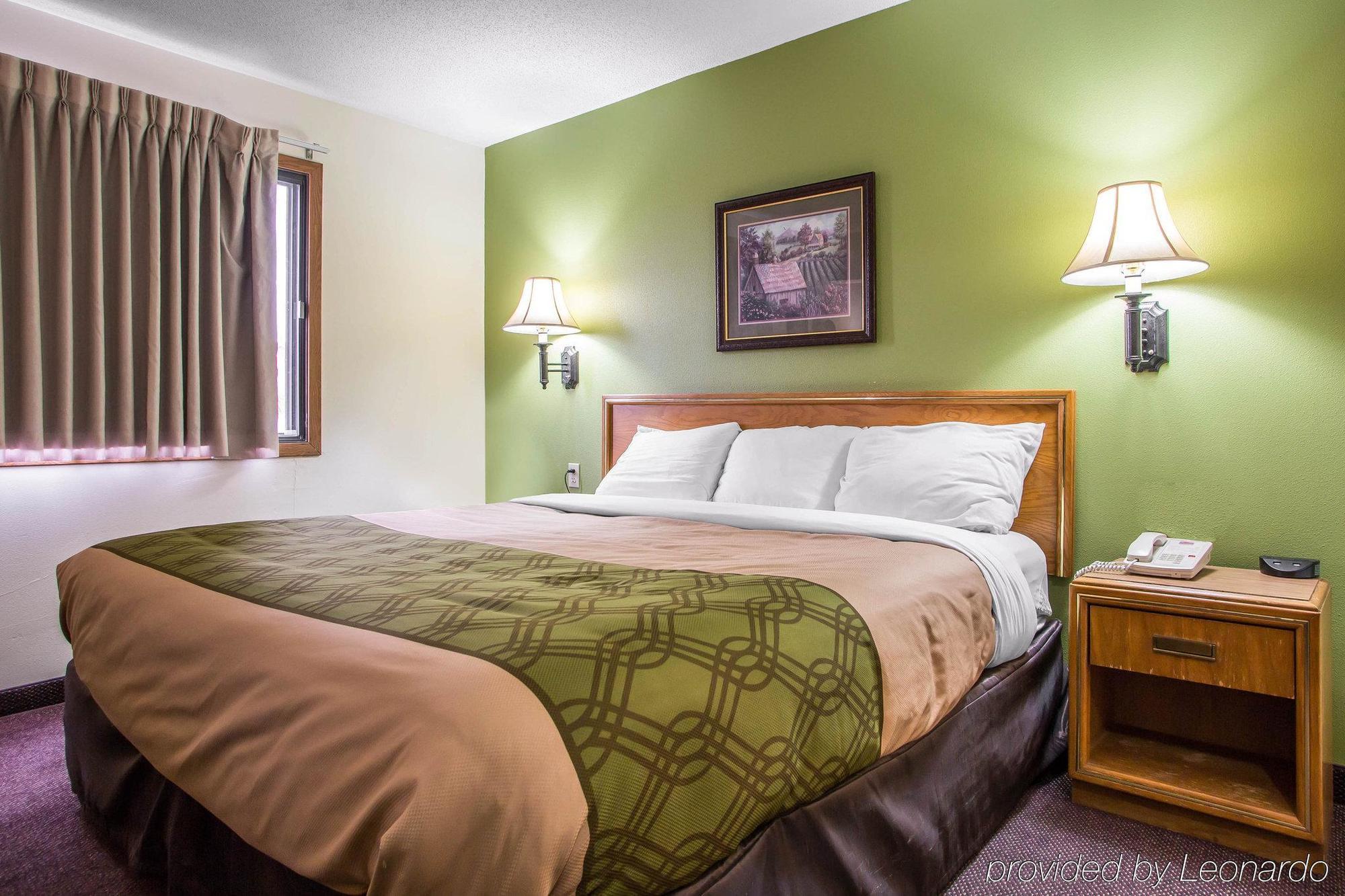 Econo Lodge Inn & Suites Dubuque Extérieur photo