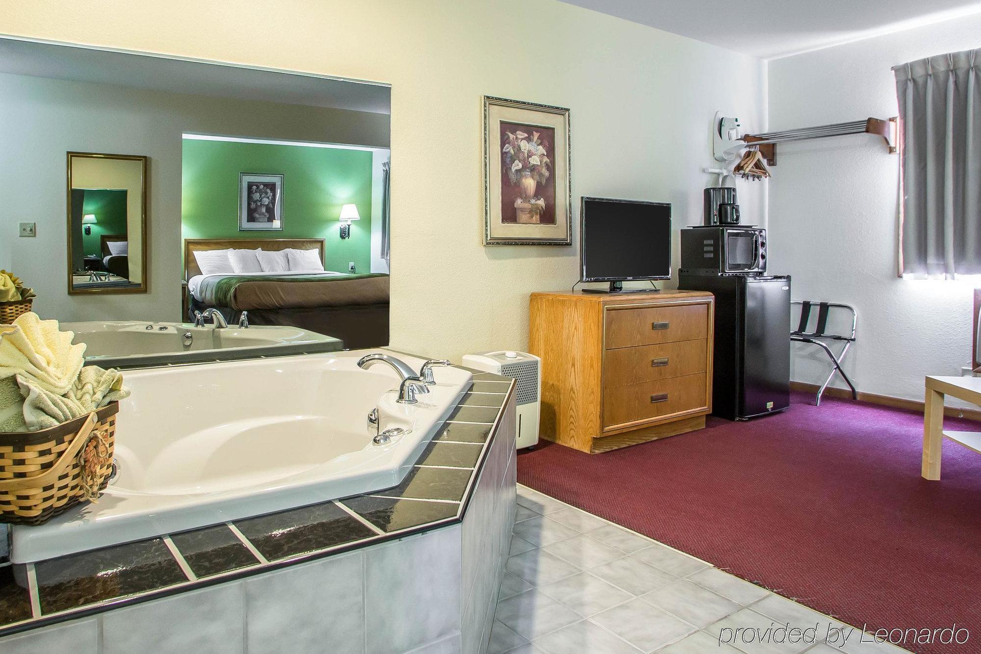 Econo Lodge Inn & Suites Dubuque Extérieur photo