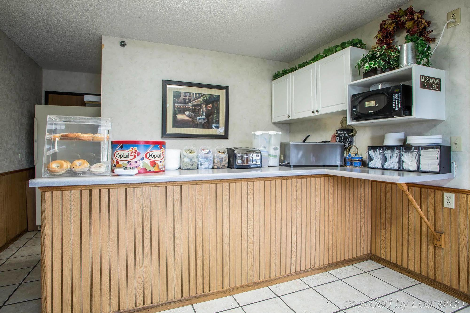Econo Lodge Inn & Suites Dubuque Extérieur photo
