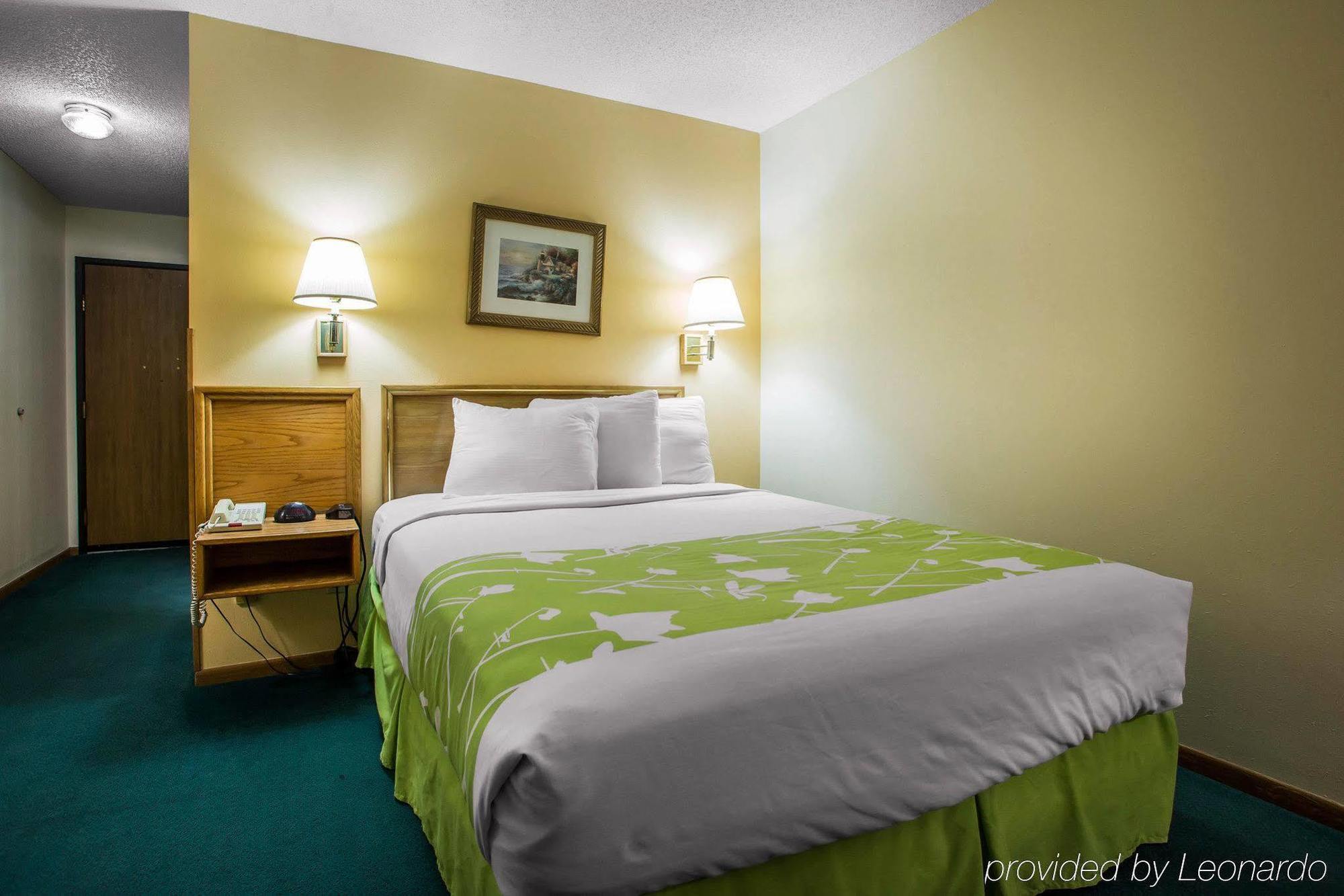 Econo Lodge Inn & Suites Dubuque Extérieur photo