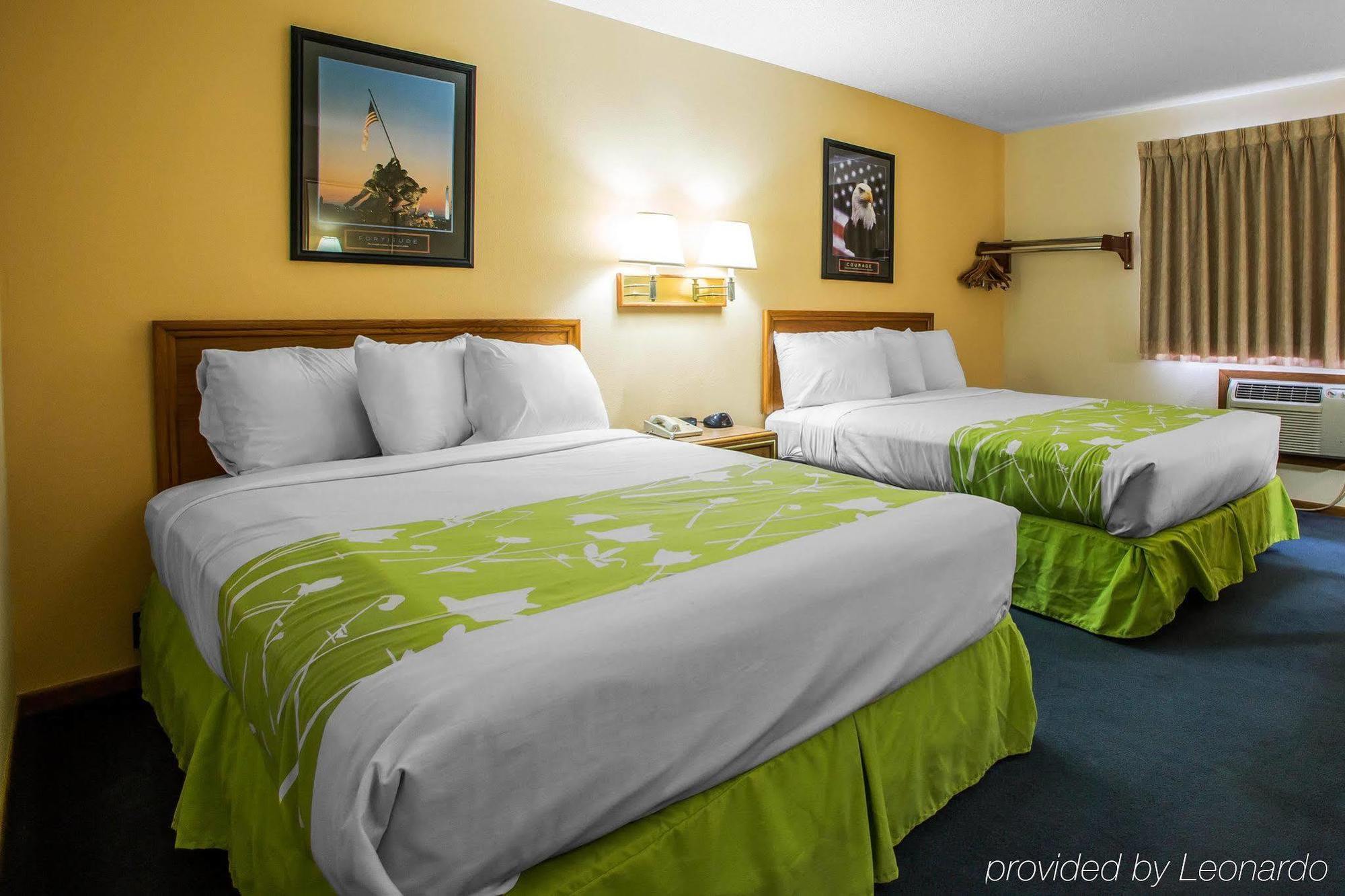 Econo Lodge Inn & Suites Dubuque Extérieur photo