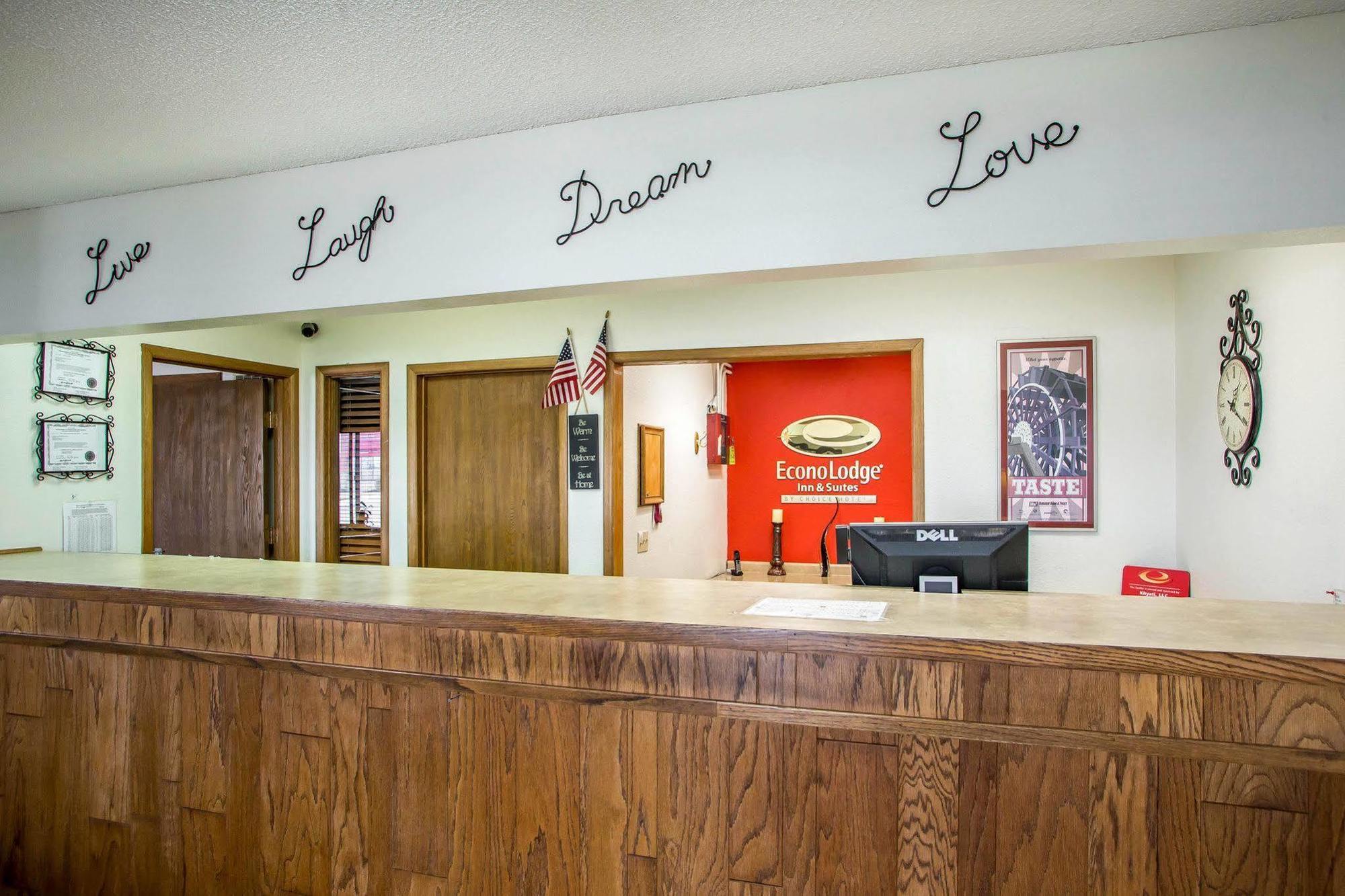 Econo Lodge Inn & Suites Dubuque Extérieur photo