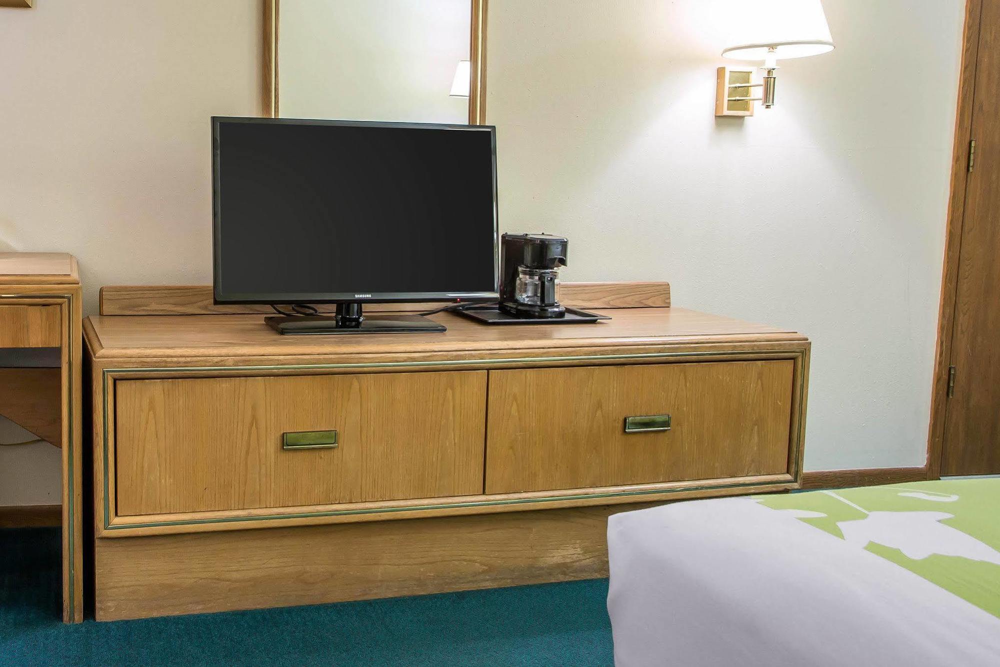 Econo Lodge Inn & Suites Dubuque Extérieur photo